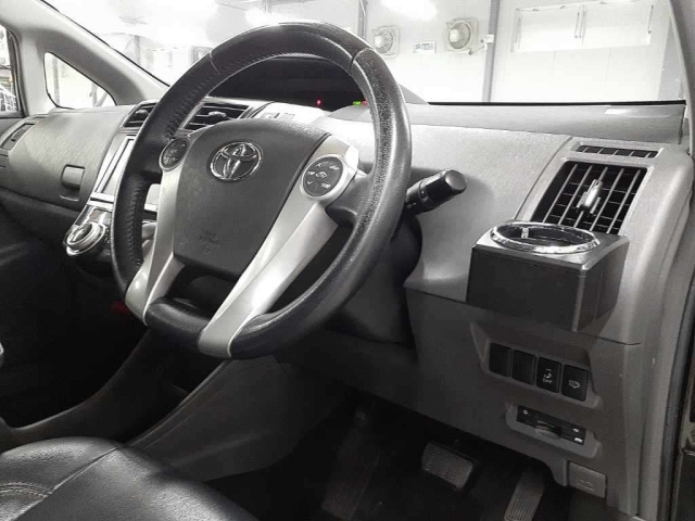 TOYOTA PRIUS ALPHA 2012