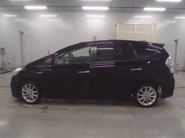 TOYOTA PRIUS ALPHA 2012