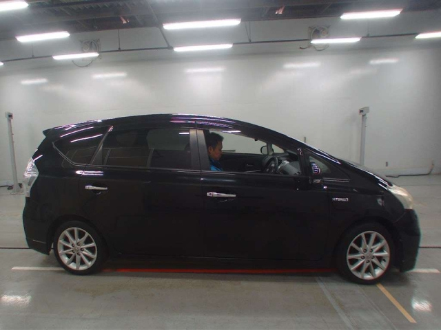 TOYOTA PRIUS ALPHA 2012