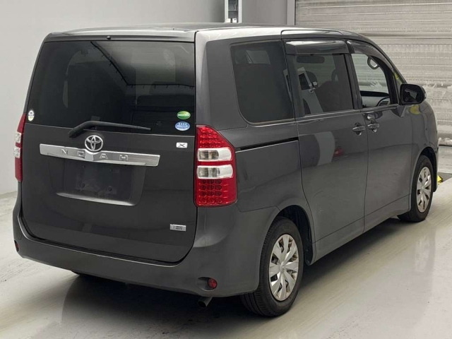 TOYOTA NOAH 2013