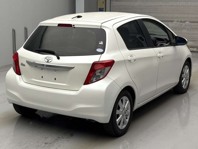 TOYOTA VITZ 2011