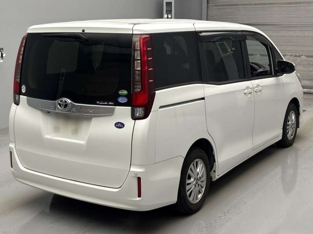 TOYOTA NOAH 2016