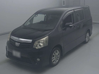 TOYOTA NOAH 2013