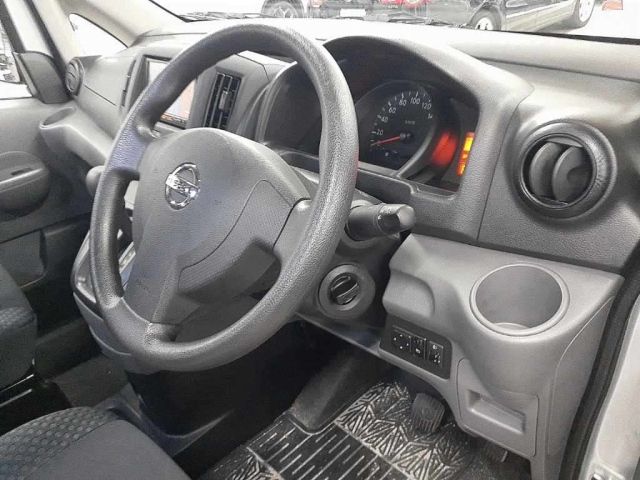 NISSAN NV200 2019