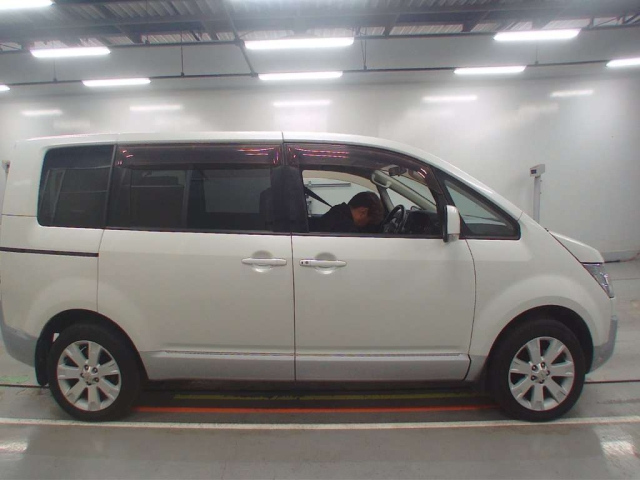 MITSUBISHI DELICA D5 2010
