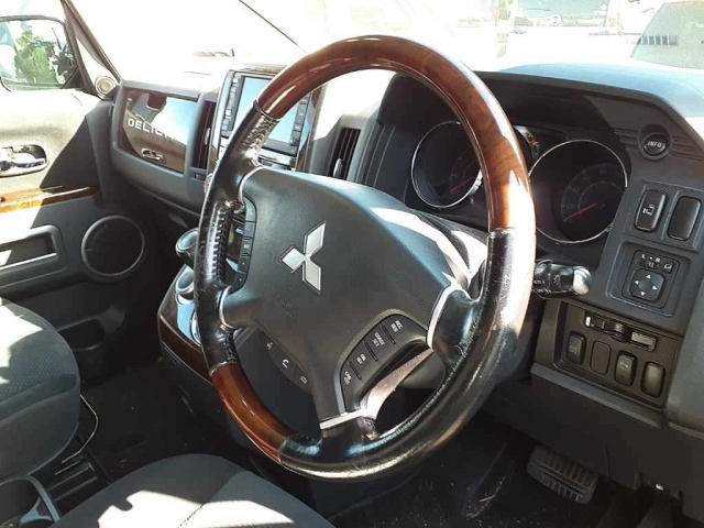 MITSUBISHI DELICA D5 2010