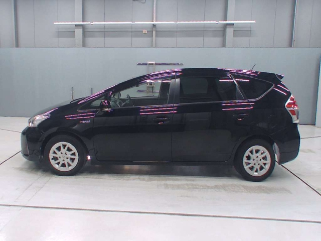 TOYOTA PRIUS ALPHA 2015