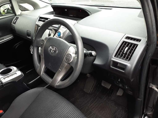 TOYOTA PRIUS ALPHA 2015