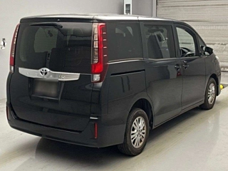 TOYOTA NOAH 2014