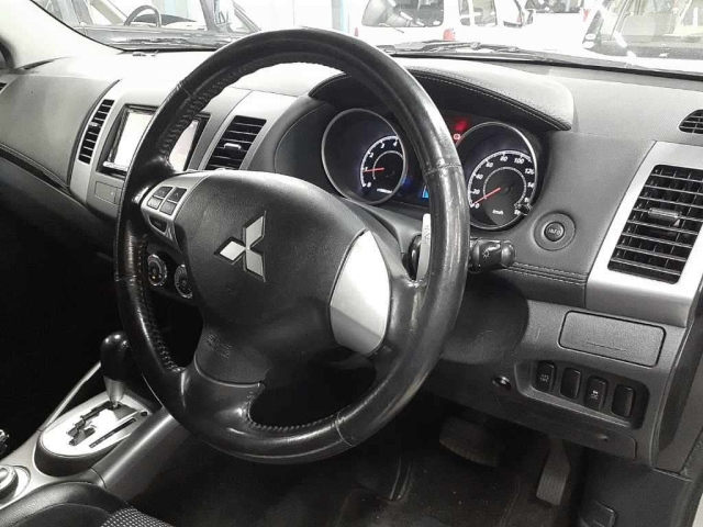 MITSUBISHI OUTLANDER 2011