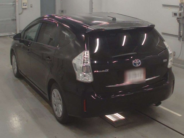 TOYOTA PRIUS ALPHA 2011