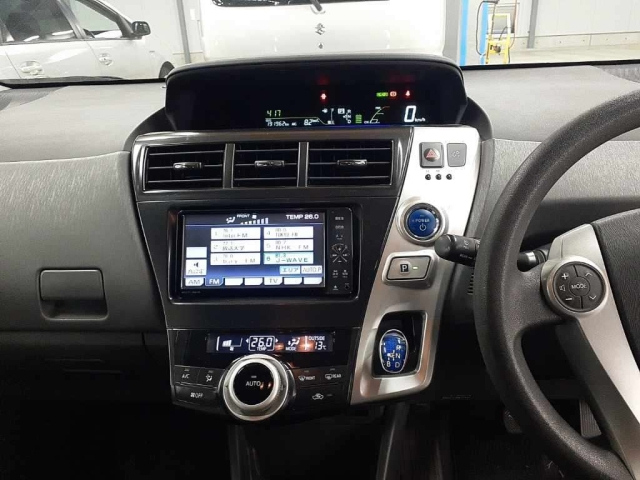 TOYOTA PRIUS ALPHA 2011