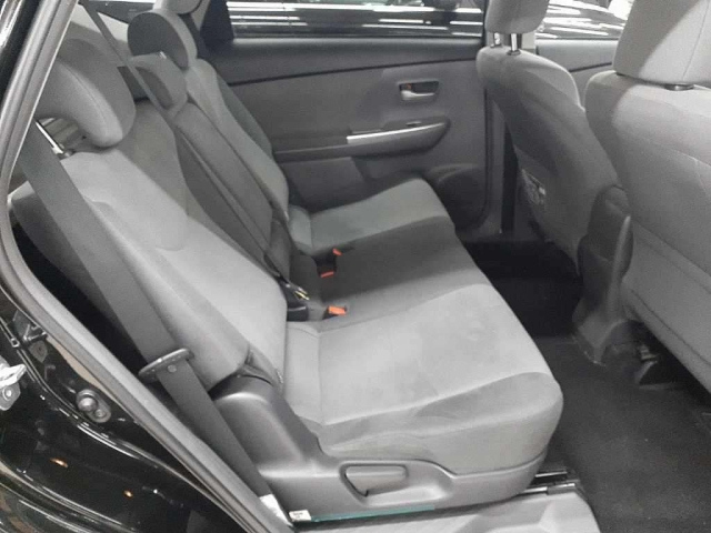 TOYOTA PRIUS ALPHA 2011