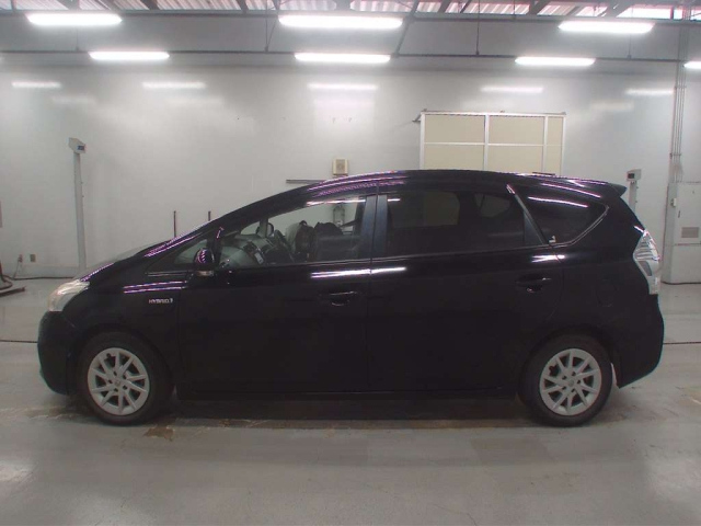 TOYOTA PRIUS ALPHA 2011