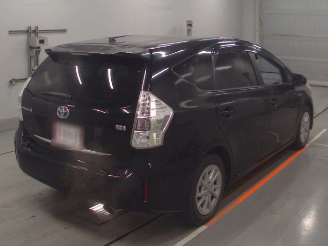 TOYOTA PRIUS ALPHA 2011