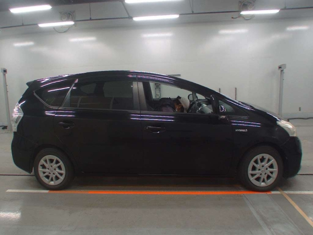 TOYOTA PRIUS ALPHA 2011