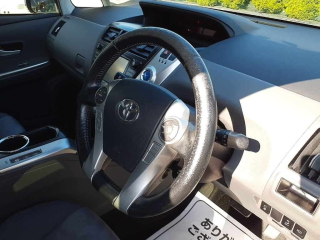 TOYOTA PRIUS ALPHA 2013