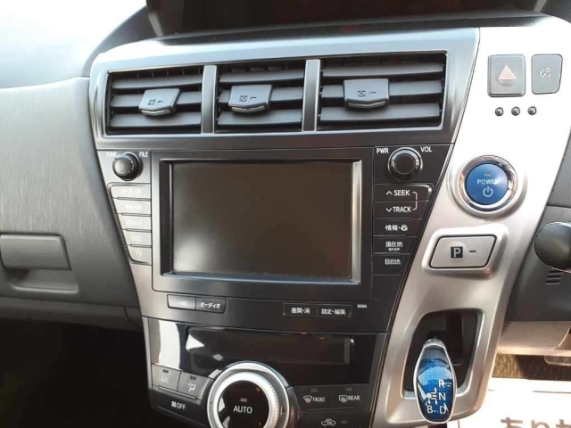 TOYOTA PRIUS ALPHA 2013