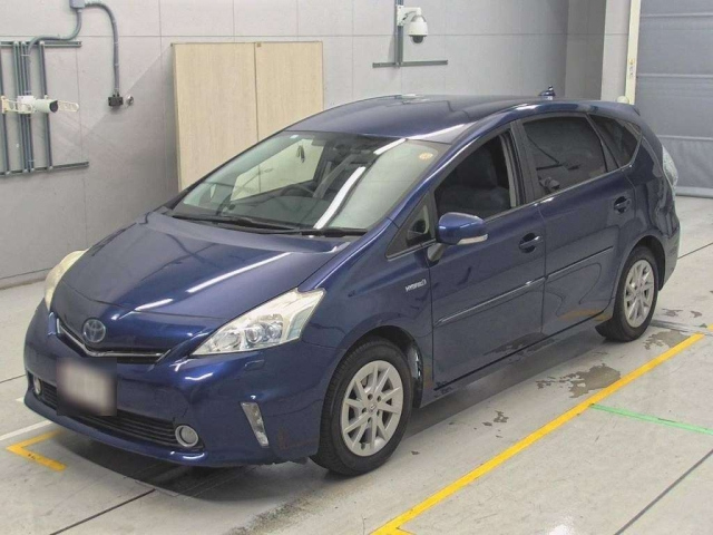 TOYOTA PRIUS ALPHA 2013