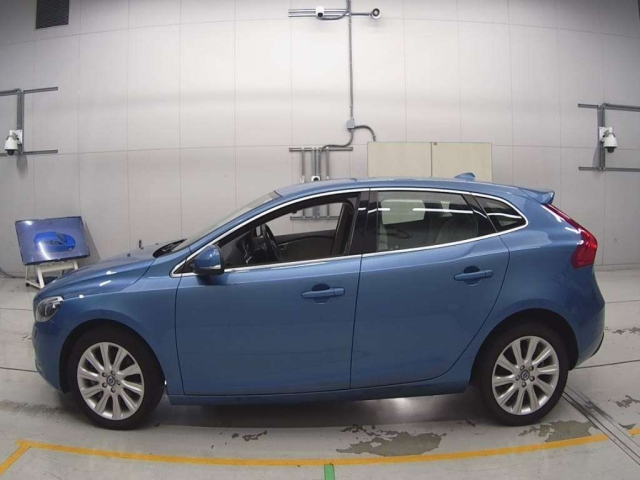 VOLVO V40 2015