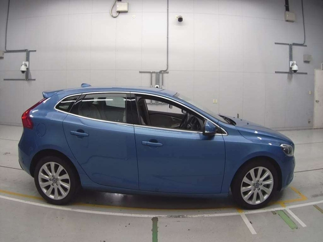 VOLVO V40 2015