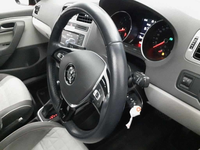 VOLKSWAGEN POLO 2016