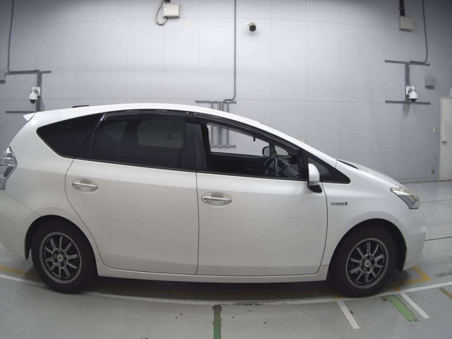TOYOTA PRIUS ALPHA 2014