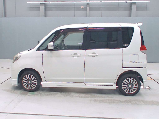 MITSUBISHI DELICA D2 2011