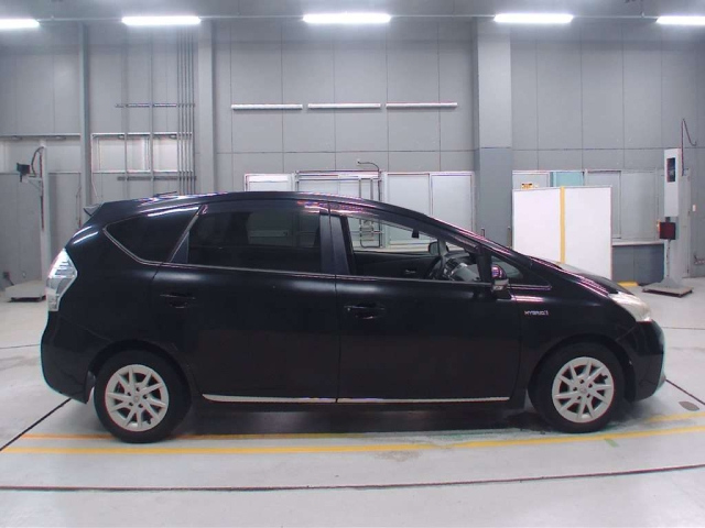 TOYOTA PRIUS ALPHA 2011