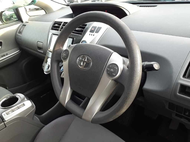 TOYOTA PRIUS ALPHA 2011