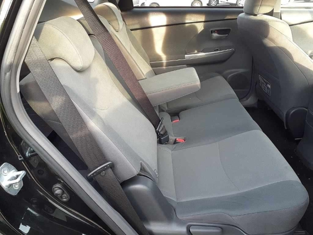 TOYOTA PRIUS ALPHA 2011