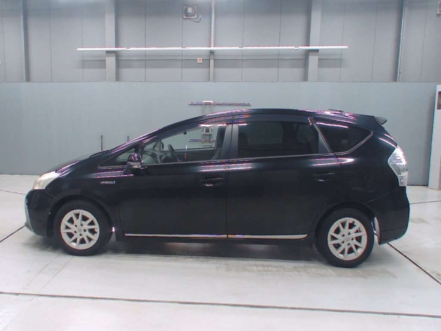 TOYOTA PRIUS ALPHA 2011