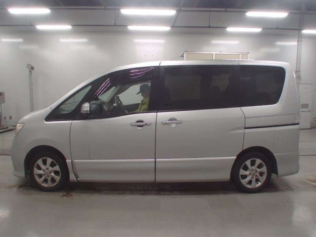 NISSAN SERENA 2010
