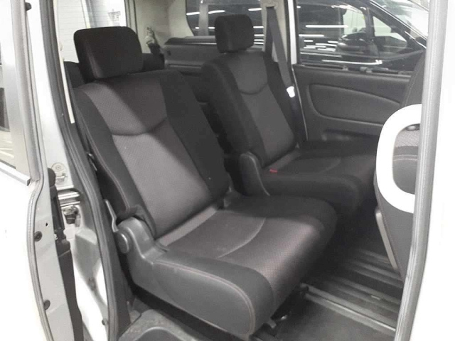 NISSAN SERENA 2010