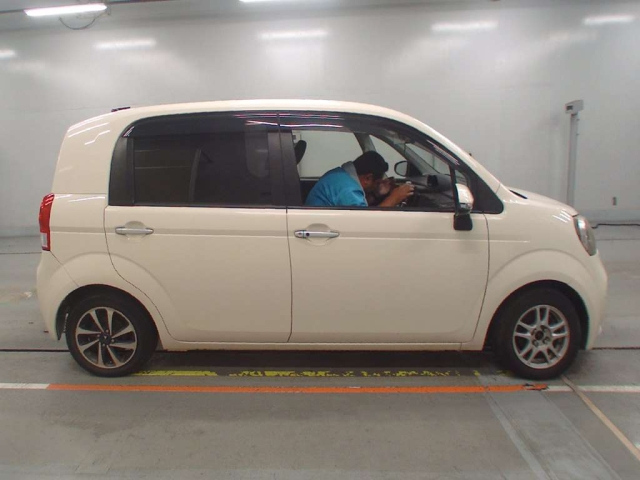 TOYOTA PORTE 2014