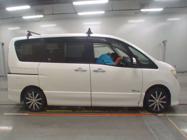 NISSAN SERENA 2013