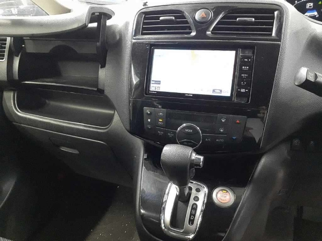 NISSAN SERENA 2015