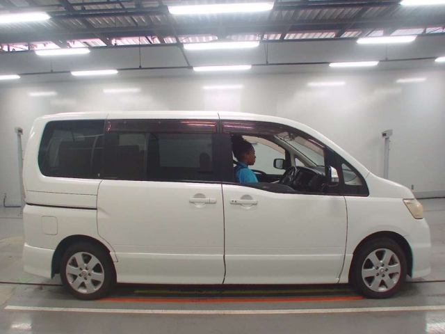 NISSAN SERENA 2010