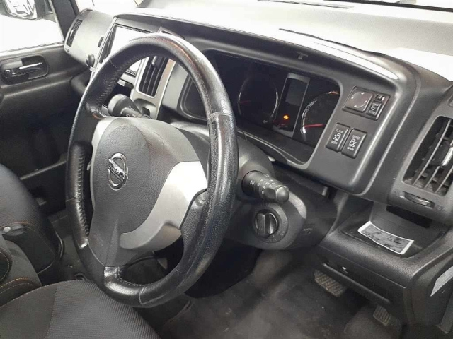 NISSAN SERENA 2010