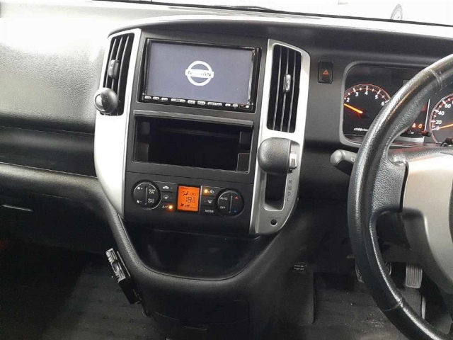 NISSAN SERENA 2010
