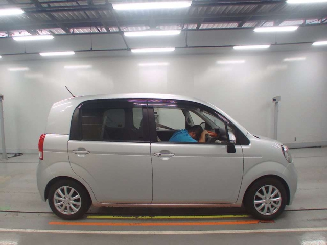TOYOTA PORTE 2012