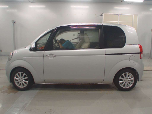 TOYOTA PORTE 2012