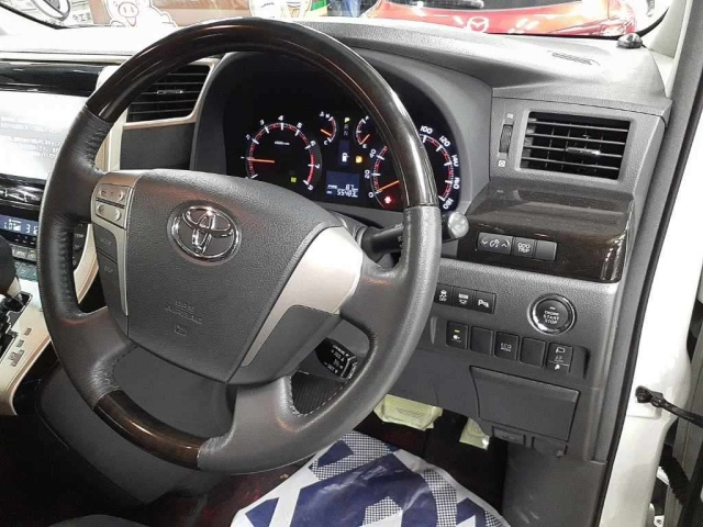 TOYOTA VELLFIRE 2013