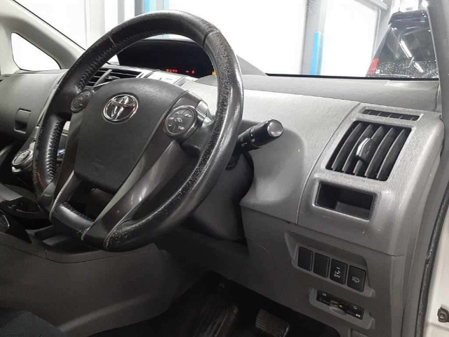 TOYOTA PRIUS ALPHA 2014