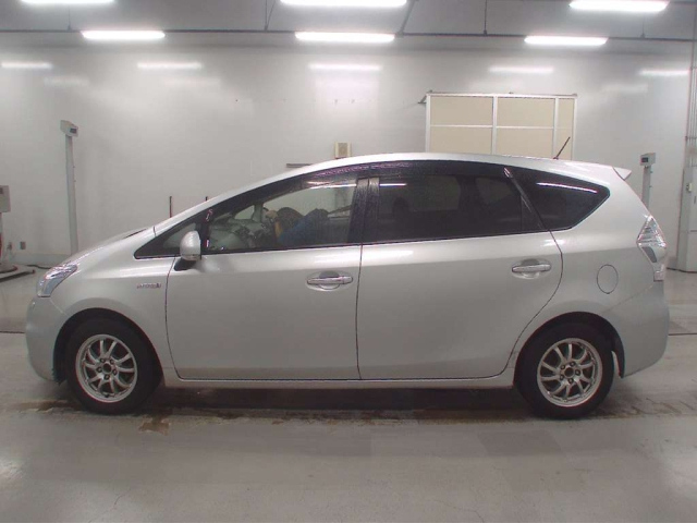 TOYOTA PRIUS ALPHA 2014