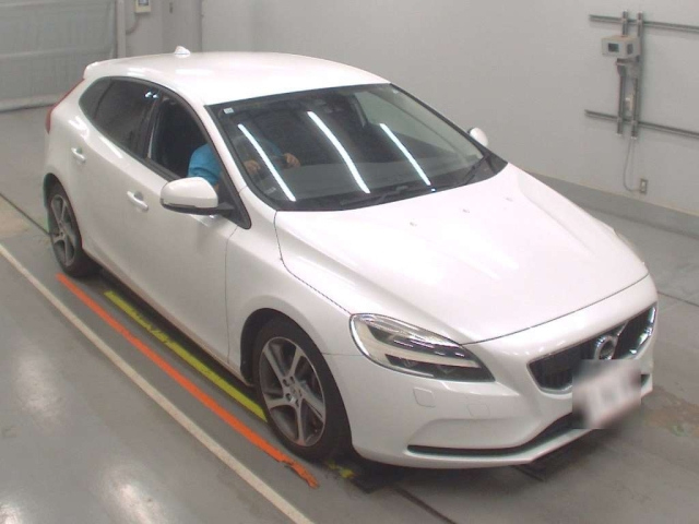 VOLVO V40 2016