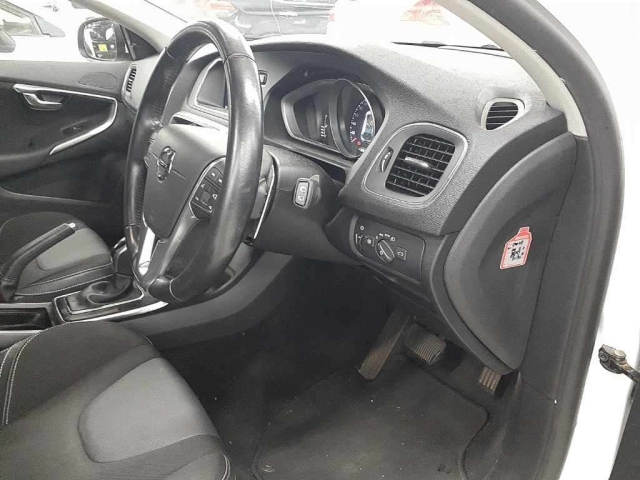 VOLVO V40 2016