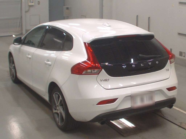 VOLVO V40 2016