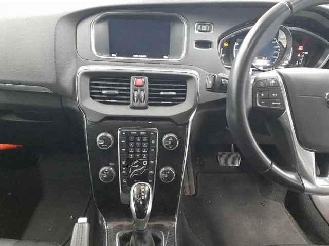 VOLVO V40 2016