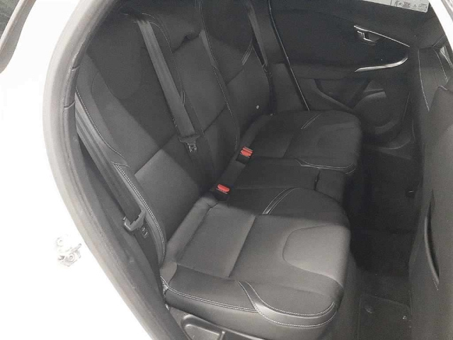 VOLVO V40 2016